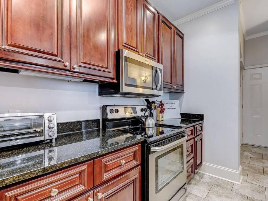 Historic Savannah Gold Private Condo With Pool - 2Bed, 1&Half Bath, Sleeps 6, 1St Floor, 15 Min Walk To Historic Savannah Center And All Attractions 外观 照片