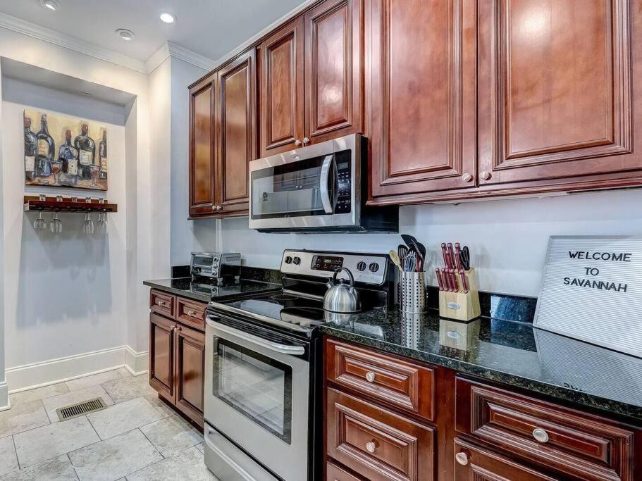 Historic Savannah Gold Private Condo With Pool - 2Bed, 1&Half Bath, Sleeps 6, 1St Floor, 15 Min Walk To Historic Savannah Center And All Attractions 外观 照片